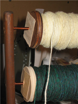 Deux bobines de laine sur un cantre - Two spools of woll on a lazy kate